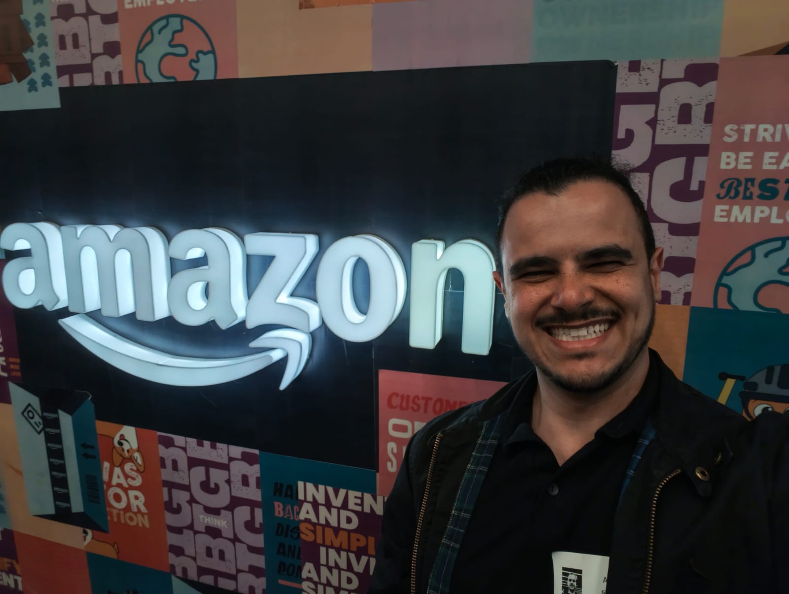 Lucas Lascasas no prédio da AWS em São Paulo